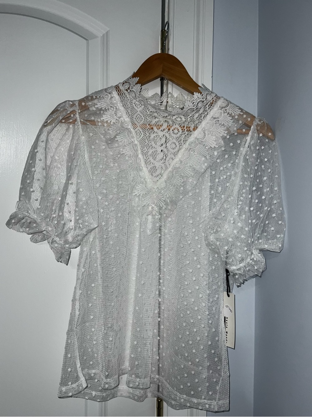 White sheer Lace Swiss Dot Puff Sleeve Top size medium NWT